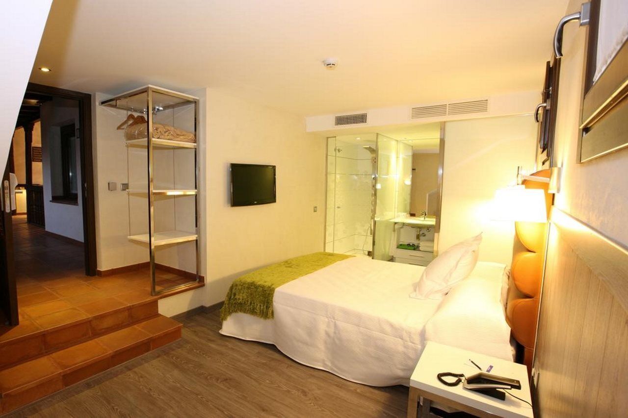Evenia Alcala Boutique Hotel Alcalá de Henares Екстериор снимка