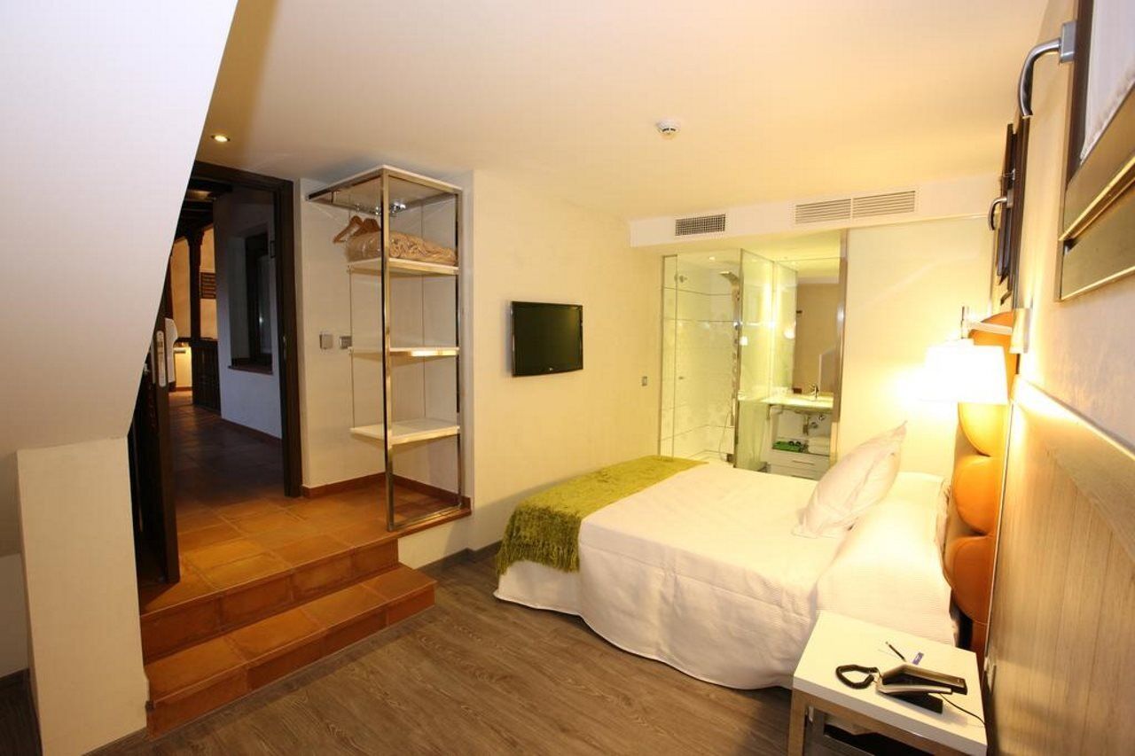 Evenia Alcala Boutique Hotel Alcalá de Henares Екстериор снимка